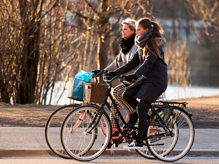tại sao khi để xe đạp ngoài trời nắng ta không nên bơm bánh xe quá căng